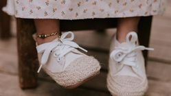 Attachment for 5 Model Rak Sepatu Kaca Paling Estetik dan Harga Terjangkau